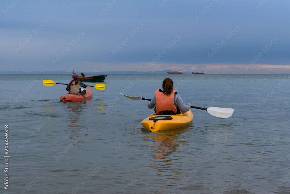 Las muchachas empiezan su aventura en kayaks.