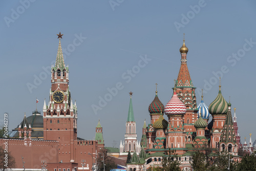 Спасская башня Московского Кремля и храм Василия блаженного на Красной площади.