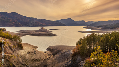 Fotografie Lumière sur la Chapelle St-Michel au dessus du lac de Serre-Ponçon - Light on th