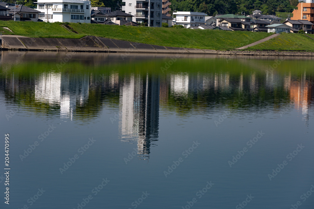 地方都市風景　川面に映るマンション群3