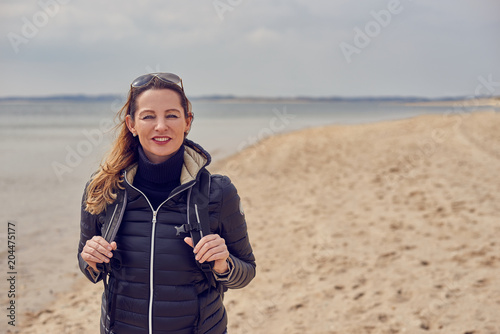 Hübsche blonde Frau am geht am Strand spazieren
