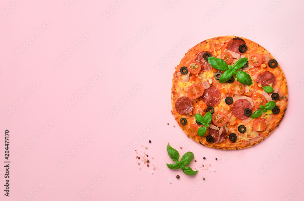 Fototapeta Wyśmienicie włoska pizza, basilów liście, sól, pieprz na różowym tle z copyspace. Widok z góry. Transparent. Wzór w minimalistycznym stylu. Projekt pop-art, koncepcja kreatywna