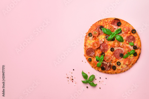 Fototapeta Wyśmienicie włoska pizza, basilów liście, sól, pieprz na różowym tle z copyspace. Widok z góry. Transparent. Wzór w minimalistycznym stylu. Projekt pop-art, koncepcja kreatywna