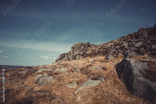 Potężne formacje skalne, Bamford Edge, Peak District, Wielka Brytania. 