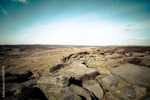 Porozrzucane skały wśród traw, Peak District, Wielka Brytania. 