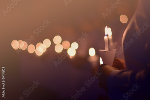 Canvas Print The nurse is showing the power of candlelight to commemorate those who have valued the past