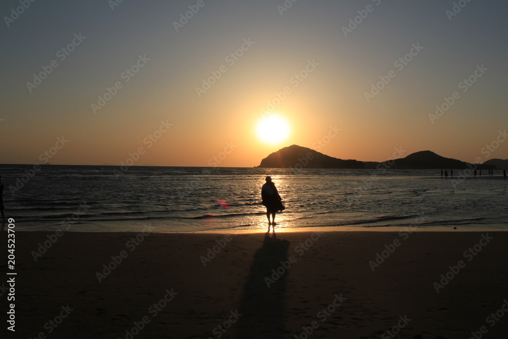 夕日をバックに