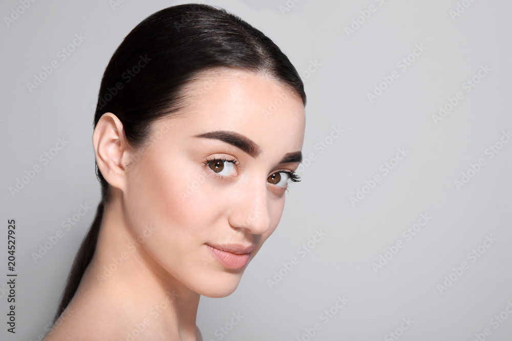 Naklejka premium Beautiful woman with perfect eyebrows on light background