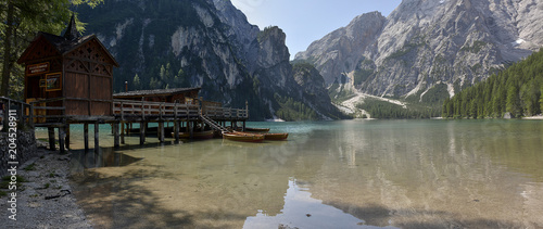 Obraz na płótnie Panorama lago di Braies w salonie