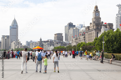 Canvas Print Group of Chinese enjoy weather at The Bund