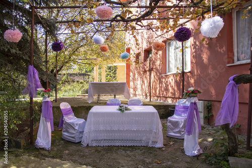 Bahçede düğün hazırlıkları
 photo