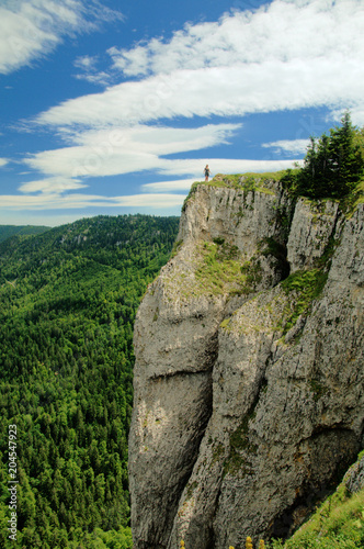 Fotografia Creux du Van, tourist on the brink
