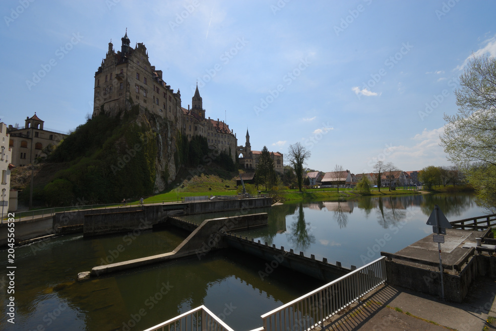 Fototapeta premium Sigmaringen (Zollernalbkreis), Baden-Württemberg, Deutschland - April 21, 2018 : Blick auf Schloss Sigmaringen.