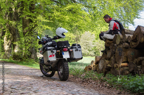 Reiseenduro Motorrad im Wald mit Fahrer 
