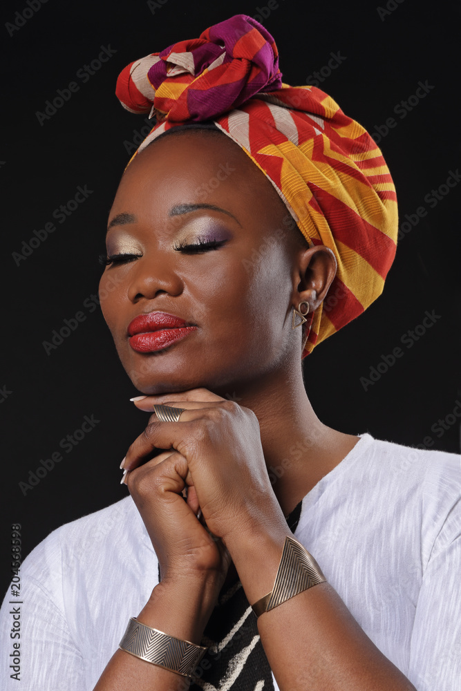 jolie femme noire africaine souriant avec foulard dans les cheveux foto de  Stock | Adobe Stock