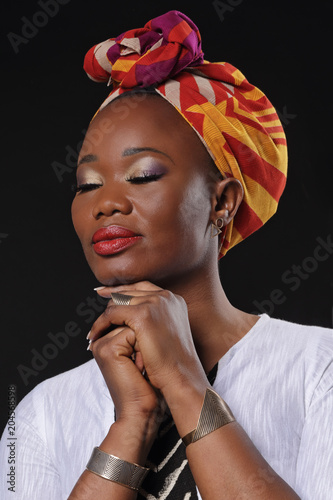 jolie femme noire africaine souriant avec foulard dans les cheveux