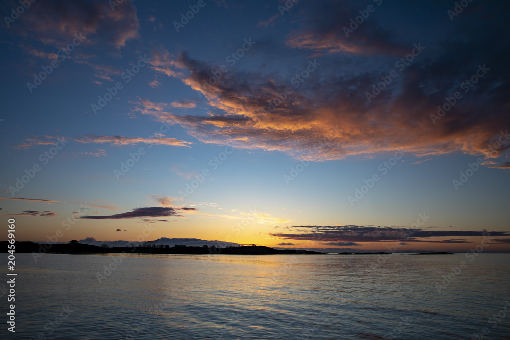 Obraz premium Sunset i harbour over Vega island in Northern Norway