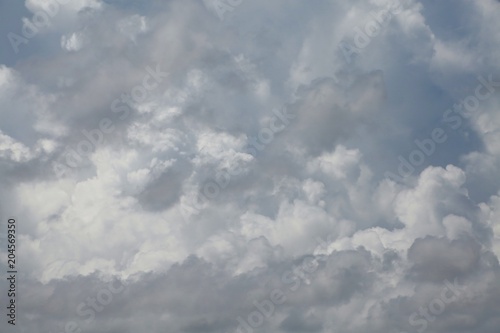 Φωτογραφία Fluffy Billowy Gray Cumulus Clouds Getting Ready to Rain in the Summer in Florid
