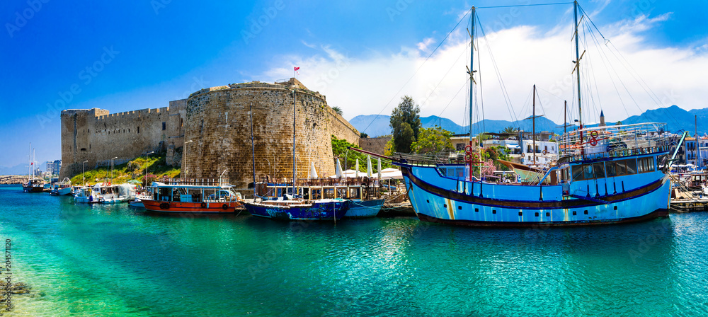 Obraz premium Zabytki Cypru - miasto Kyrenia, średniowieczna twierdza w północnej części tureckiej