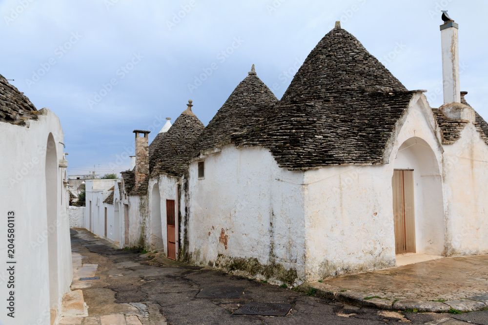 Italy, SE Italy, Region of Apulia, Province of Bari, Itria Valley,  Alberobello. A trullo house is a Apulian dry stone hut with a conical roof. UNESCO Heritage site.