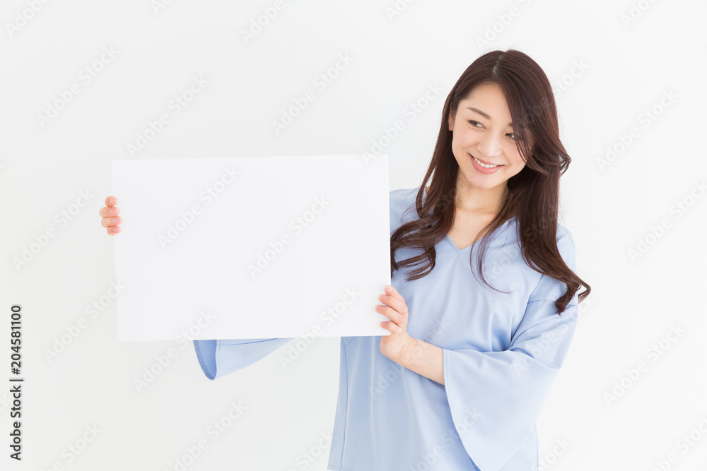 ホワイトボードを持つ女性 笑顔 ホワイトボードを持つ女性 笑顔