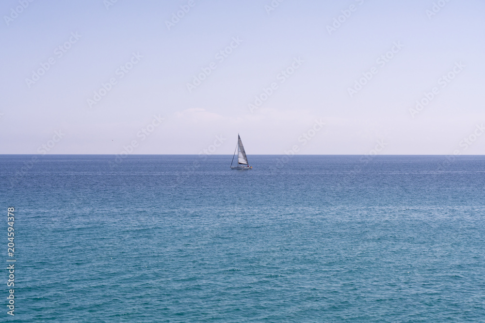 Barca a vela in mezzo al mare