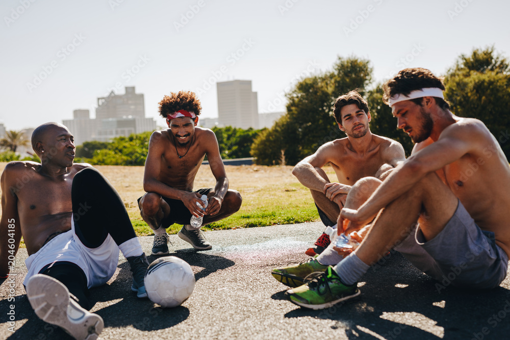 Obraz premium Men relaxing during a football game
