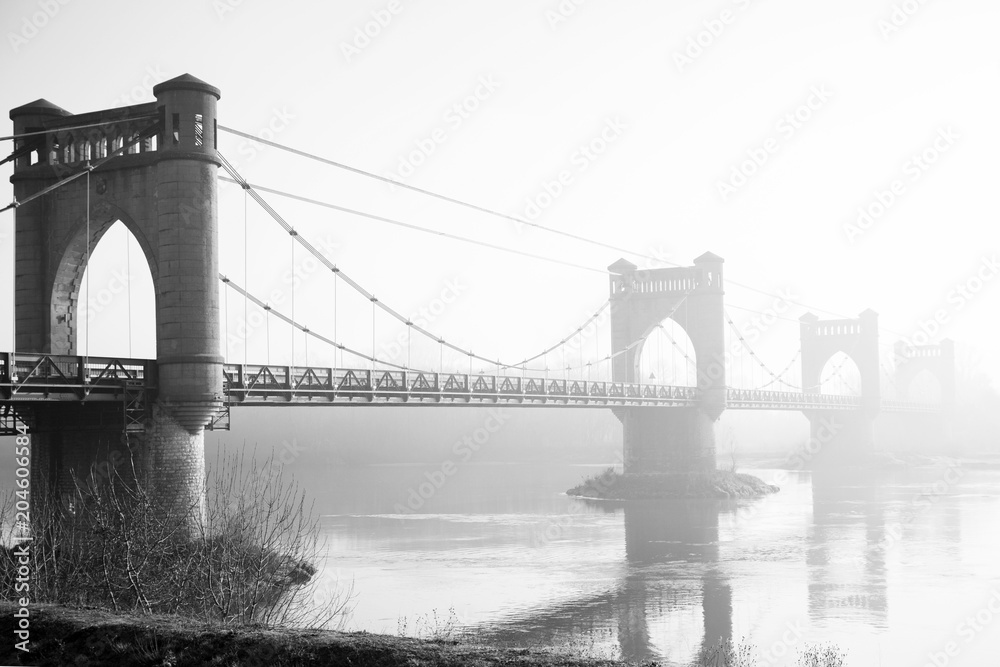 Pont de Langeais dans la brume