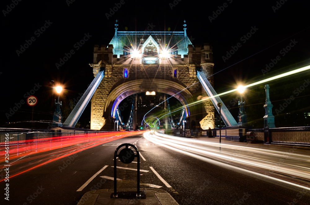 Obraz premium Towerbridge with light trails 