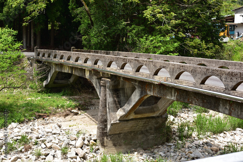 日本の山の中の橋