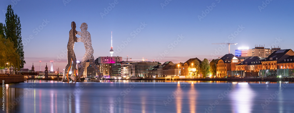 Naklejka premium Panorama Skyline z człowiekiem molekuły i Fernsehturm, Berlin, Niemcy