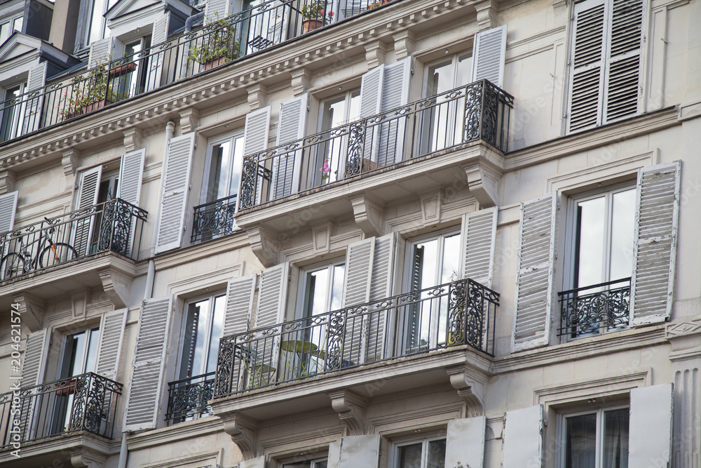 Fototapeta premium windows of old houses paris.