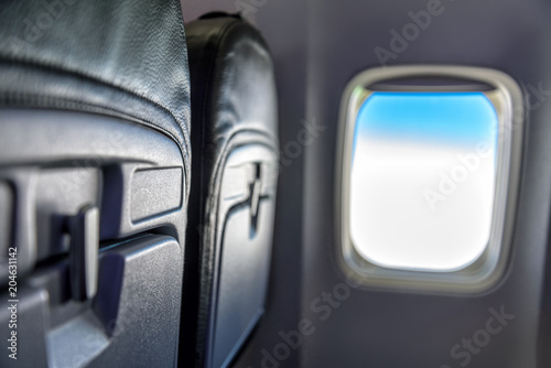 Sitzreihe und Fenster in einem Flugzeug photo