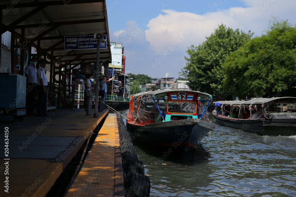 Naklejka premium バンコク センセープ運河のボート 市民の足