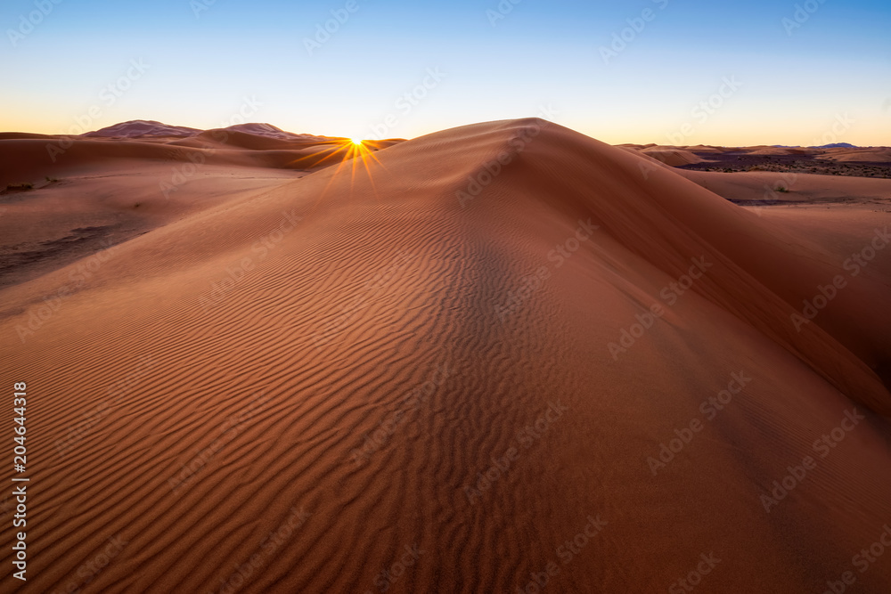Eine Sanddüne in der Sahara zum Sonnenaufgang.