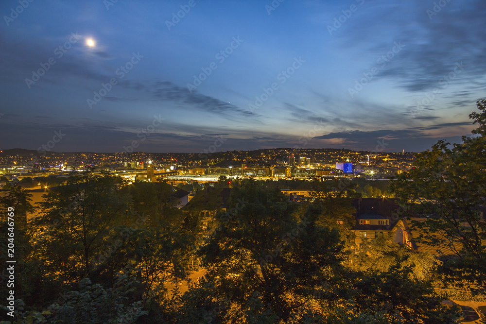 Stuttgart in der blauen Stunde von oben