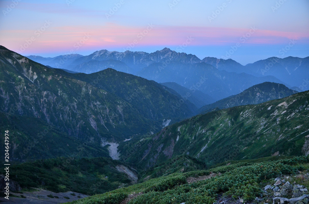 後立山連峰から見る朝の剣岳と立山