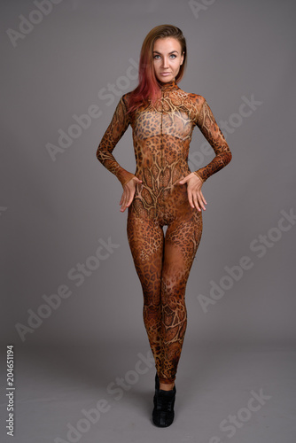 Foto Young beautiful woman against gray background