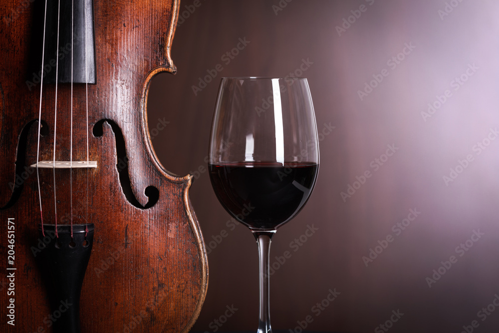 Fototapeta premium Violin waist detail with glass of wine