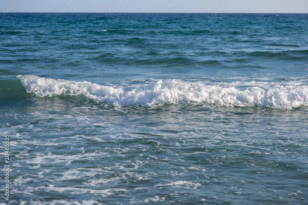 Obraz premium Waves near the Shoreline: Summer Vacation Concept