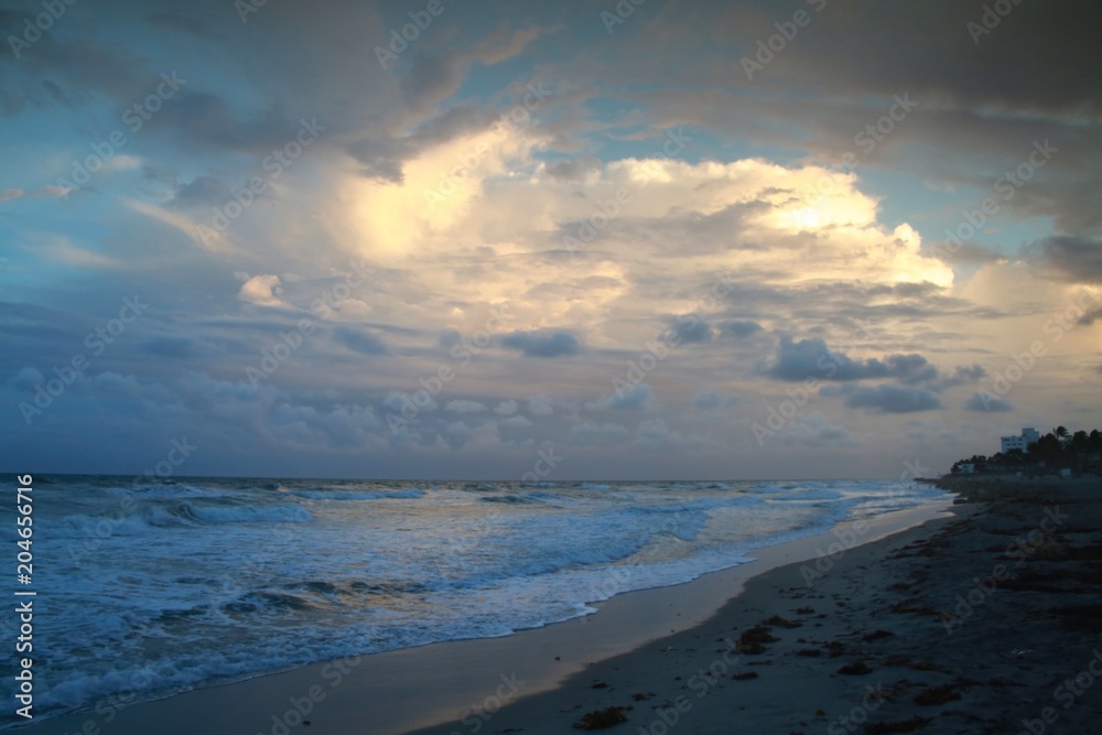 Fototapeta premium Deerfield Beach, Florida Overlooking the Atlantic Ocean at Dusk