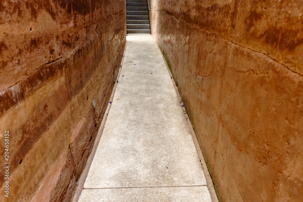 Obraz premium Walls around the corridor on outdoor it very hot.