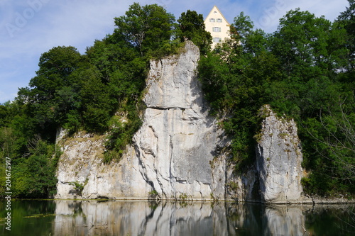 Schloss Gutenstein auf Felsen über der Donau.
