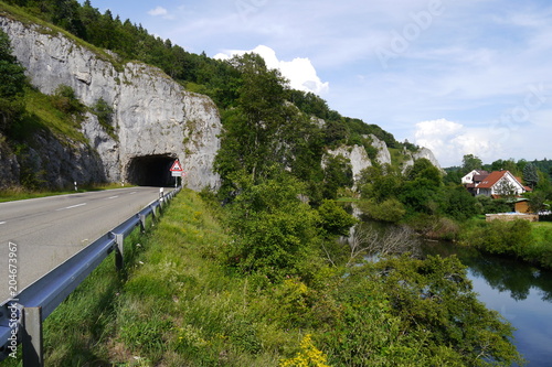 Straßentunnel und Donau im Donaudurchbruch bei Gutenstein. © Falko Göthel