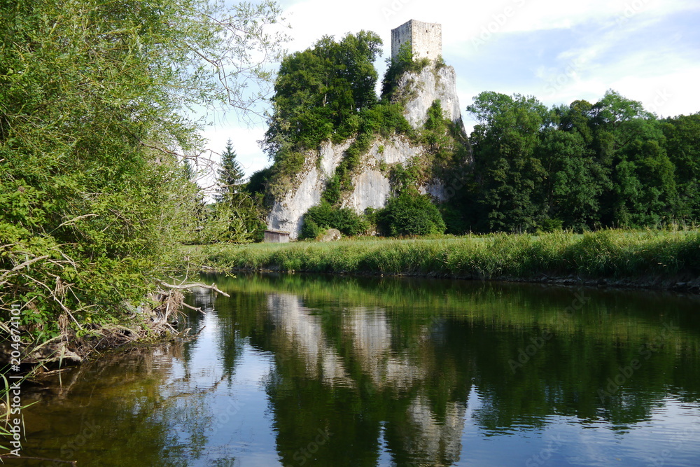 Bergfried Burg Dietfurt auf Felsen an der Donau.