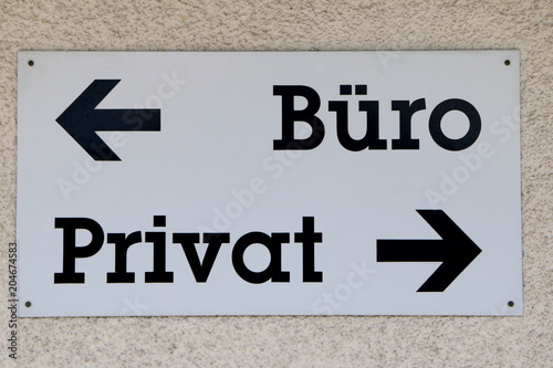 German Sign "Office, Private", Wegweiser an einem Gebäude, Arbeit und Privatleben trennen