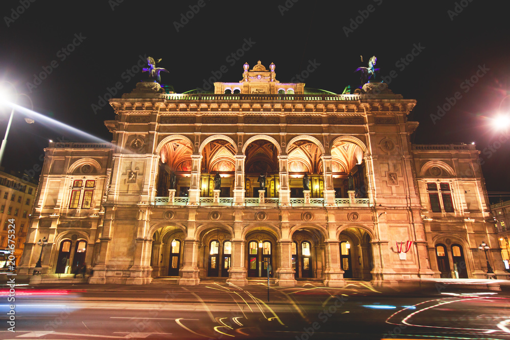 Fototapeta premium Wgląd nocy elewacji budynku Opery Wiedeńskiej, Austria