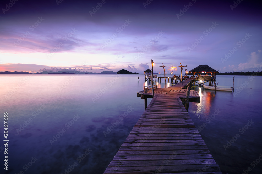 Obraz premium Wooden bridge at dusk Koh Mak, Trat Thailand