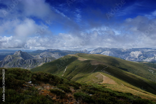 Monta  as y nubes