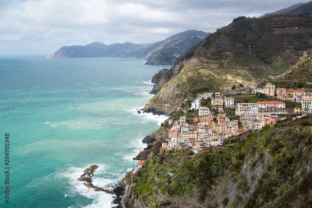 Naklejka premium チンクエ・テッレ～険しいリグーリア海岸の5つの村（イタリア・リグーリア州）
